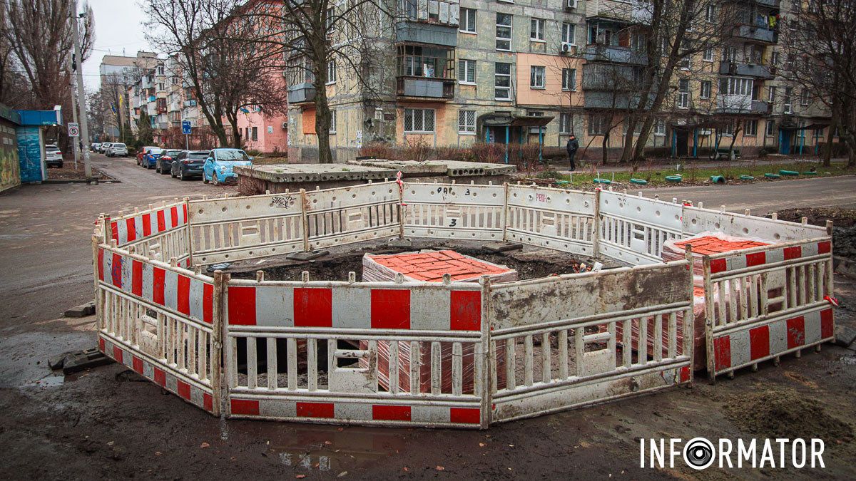 У Дніпрі на Алана Шепарда комунальники вирили велетенську яму та покинули її