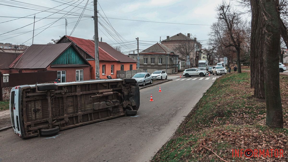 В Днепре на Героев УПА Renault после столкновения с Volkswagen перевернулся на бок: движение затруднено