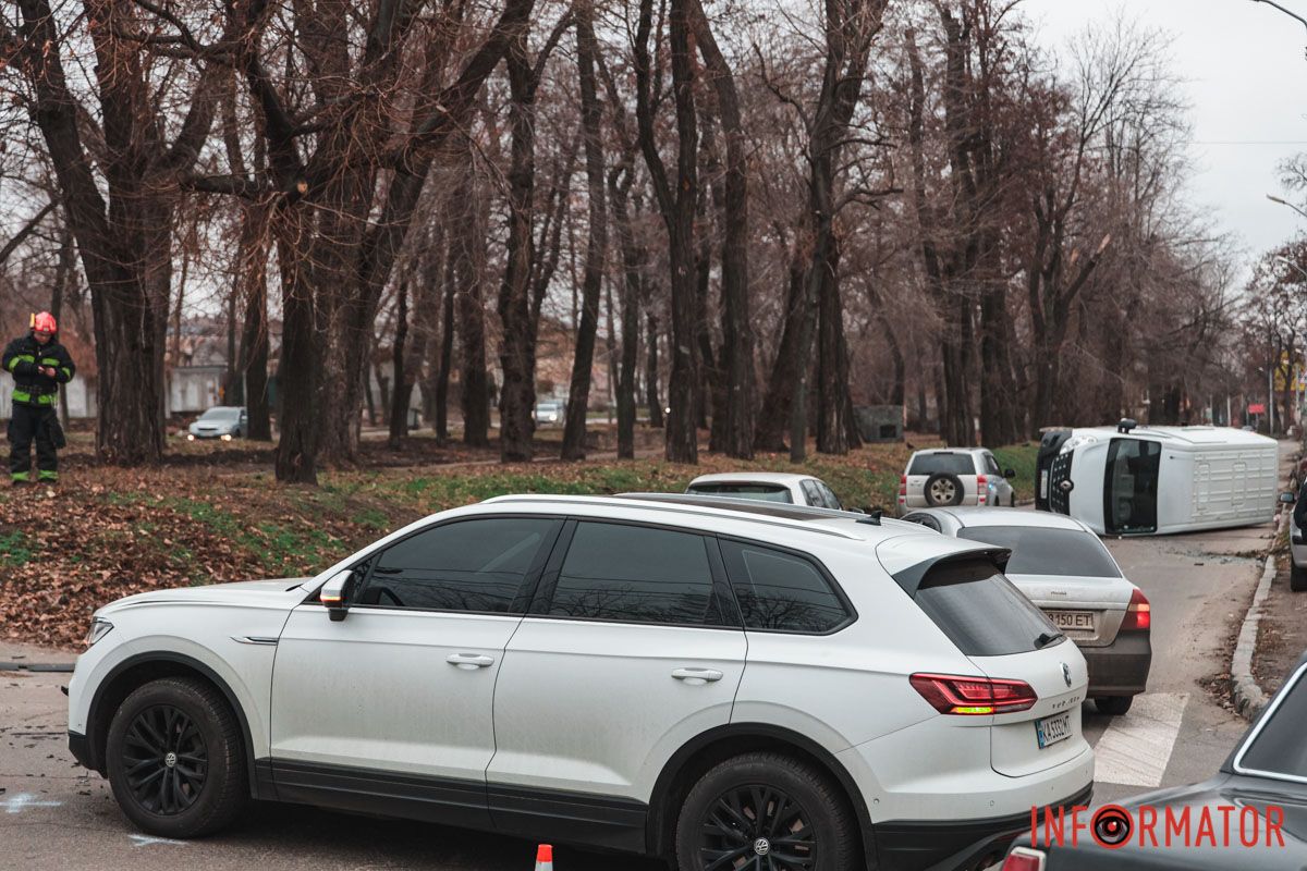 В пятницу, 27 декабря, в Днепре, на улице Героев УПА (бывшей улицы Камчатской) произошла авария В пятницу, 27 декабря, в Днепре, на улице Героев УПА (бывшей улицы Камчатской) произошла авария