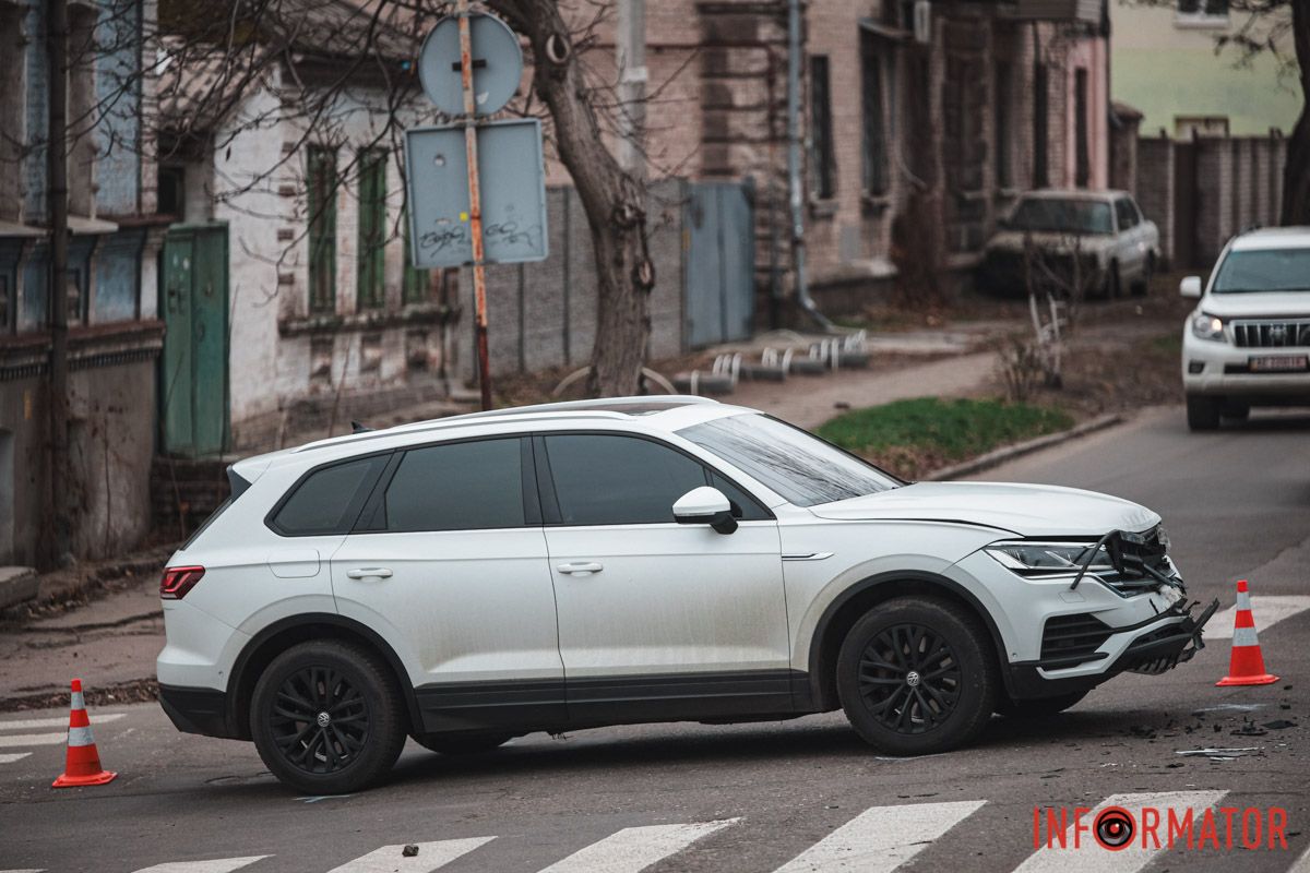 Сюда приехали спасатели и полицейские Сюда приехали спасатели и полицейские