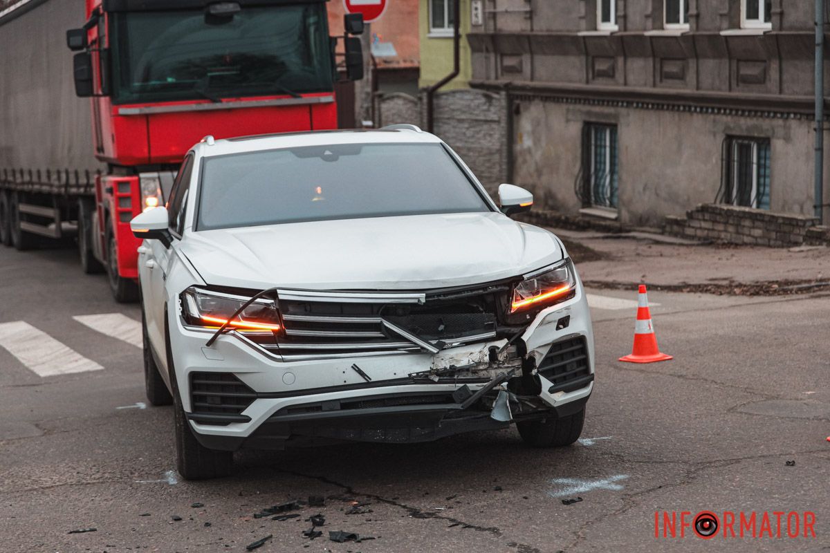 Автомобили получили сильнейшие повреждения Автомобили получили сильные повреждения