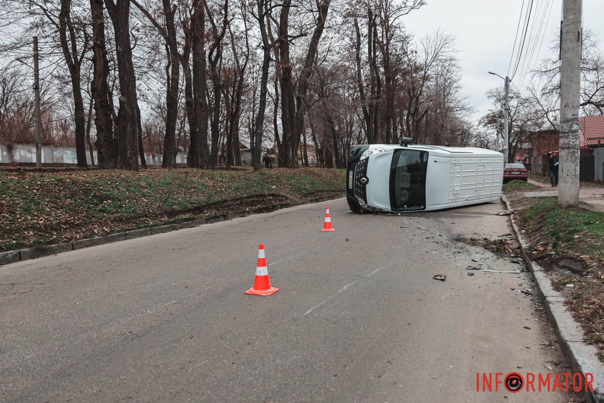Переброшенный автомобиль перекрыл половину дороги Переброшенный автомобиль перекрыл половину дороги