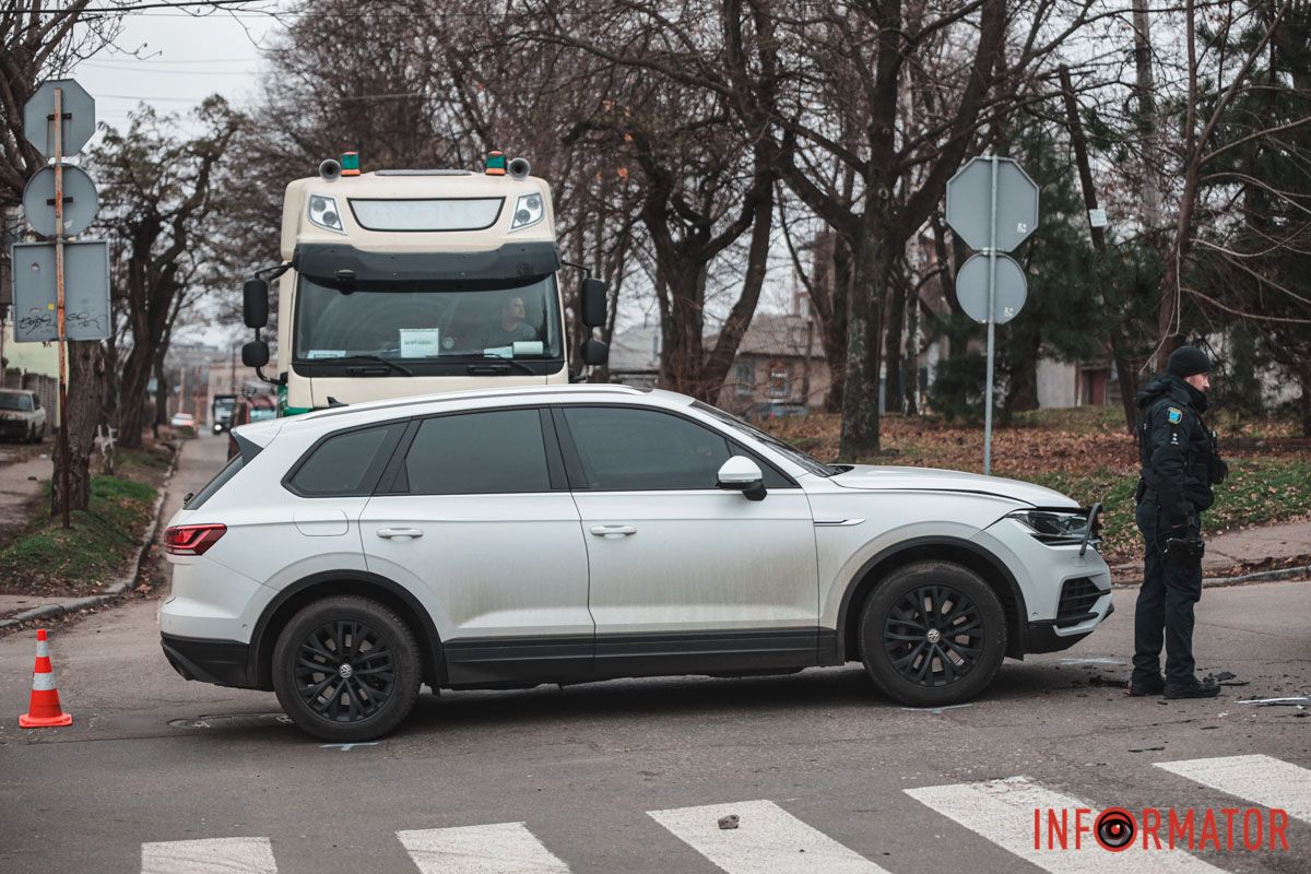 От удара Volkswagen развернуло От удара Volkswagen развернуло