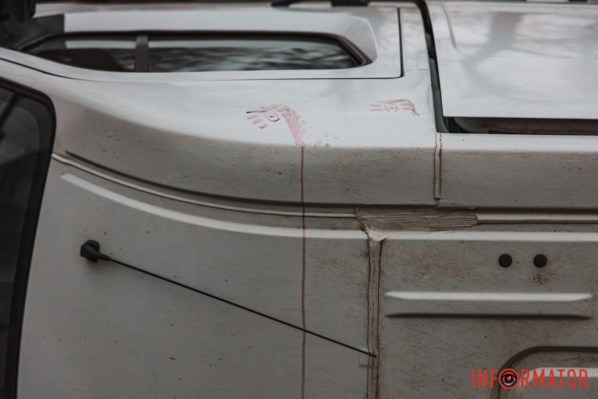 На машинах видны следы На автомобилях видны следы