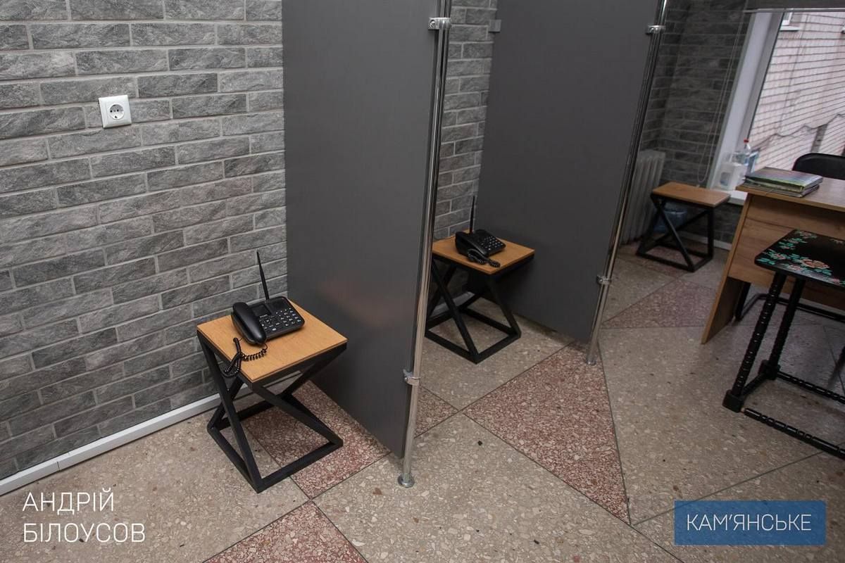 Комната для телефонных переговоров, которой пользуются осужденные связи со своими близкими Посетил производственные помещения, столовую и жилые зоны: мэр Каменского осмотрел исправительную колонию 3