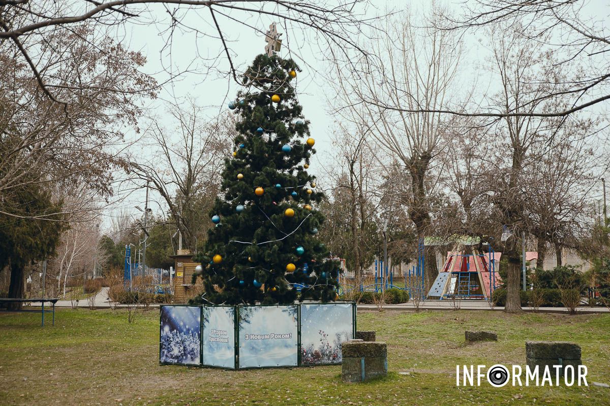 У Дніпрі у Новокодацькому парку встановили новорічну ялинку та урочисто її відкрили 2