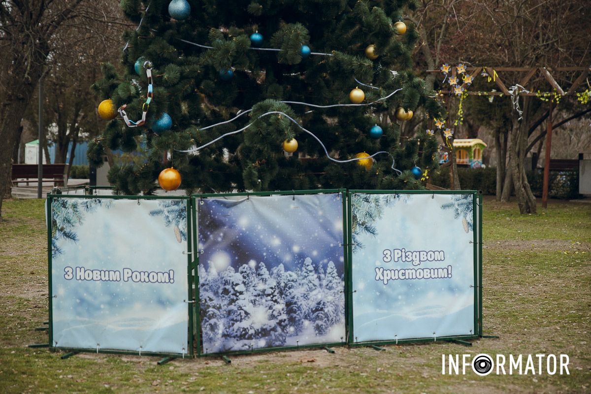 У Дніпрі у Новокодацькому парку встановили новорічну ялинку та урочисто її відкрили 5