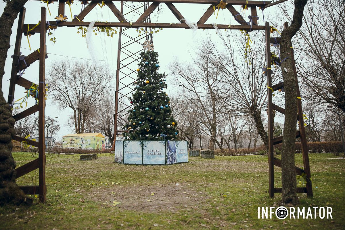 У Дніпрі у Новокодацькому парку встановили новорічну ялинку та урочисто її відкрили 9