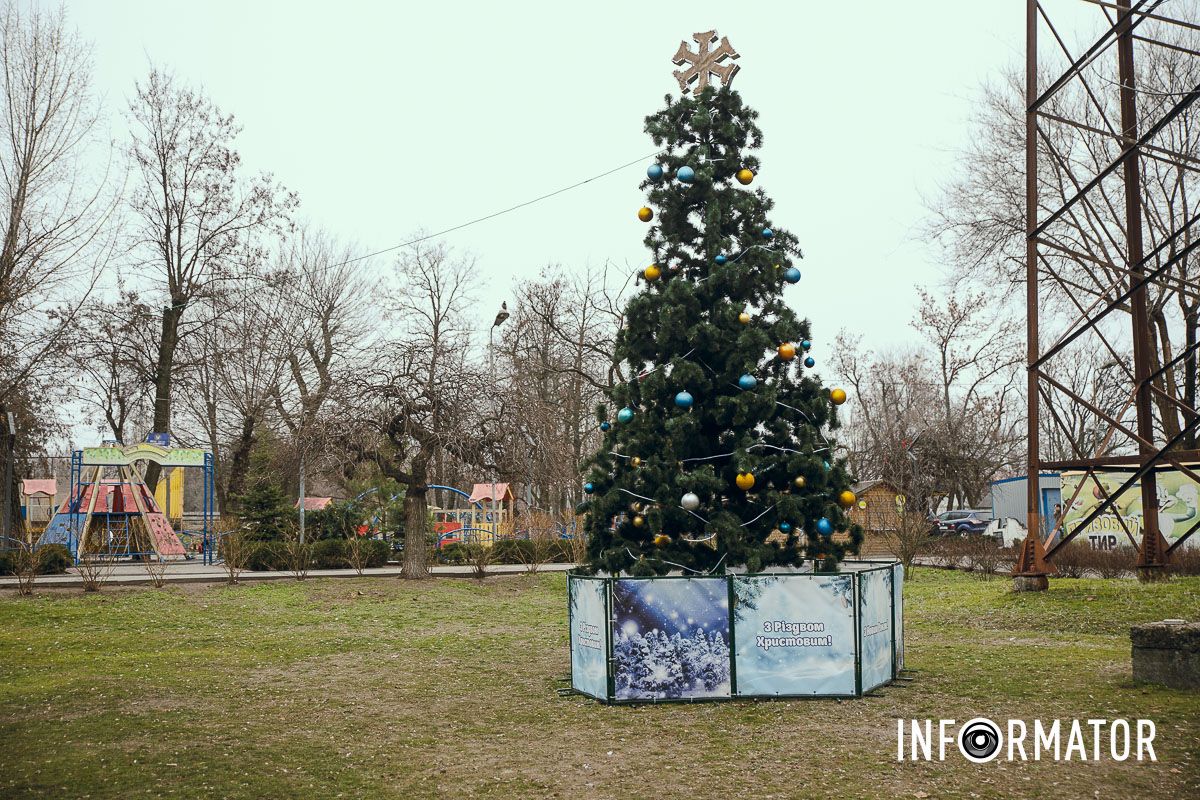 У Дніпрі у Новокодацькому парку встановили новорічну ялинку та урочисто її відкрили 3