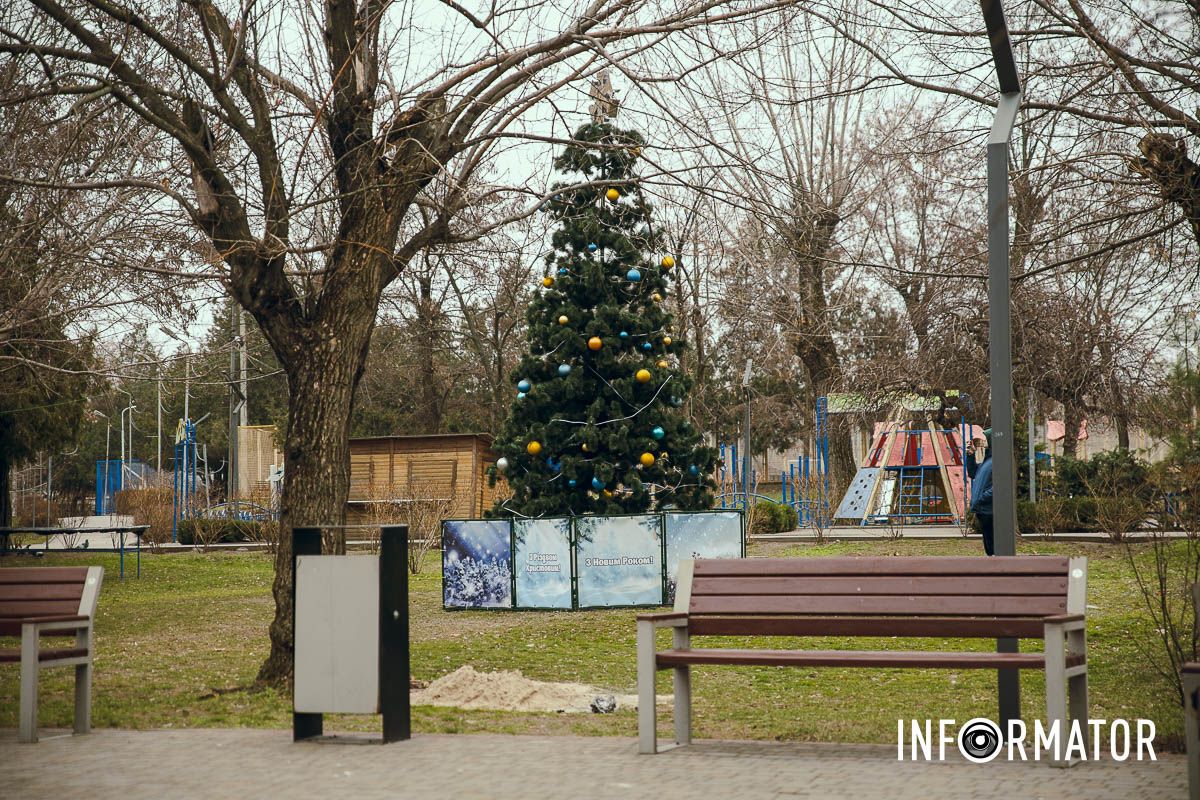 У Дніпрі у Новокодацькому парку встановили новорічну ялинку та урочисто її відкрили 10