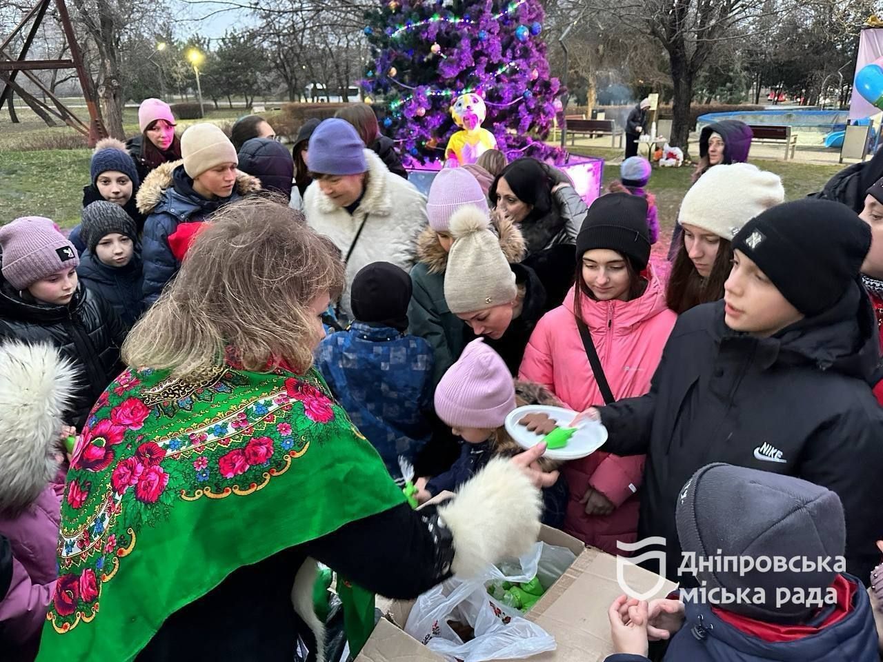 Были и конкурсы, фудкорт с горячими зимними напитками В Днепре в Новокодаком парке установили новогоднюю елку и торжественно ее открыли 13