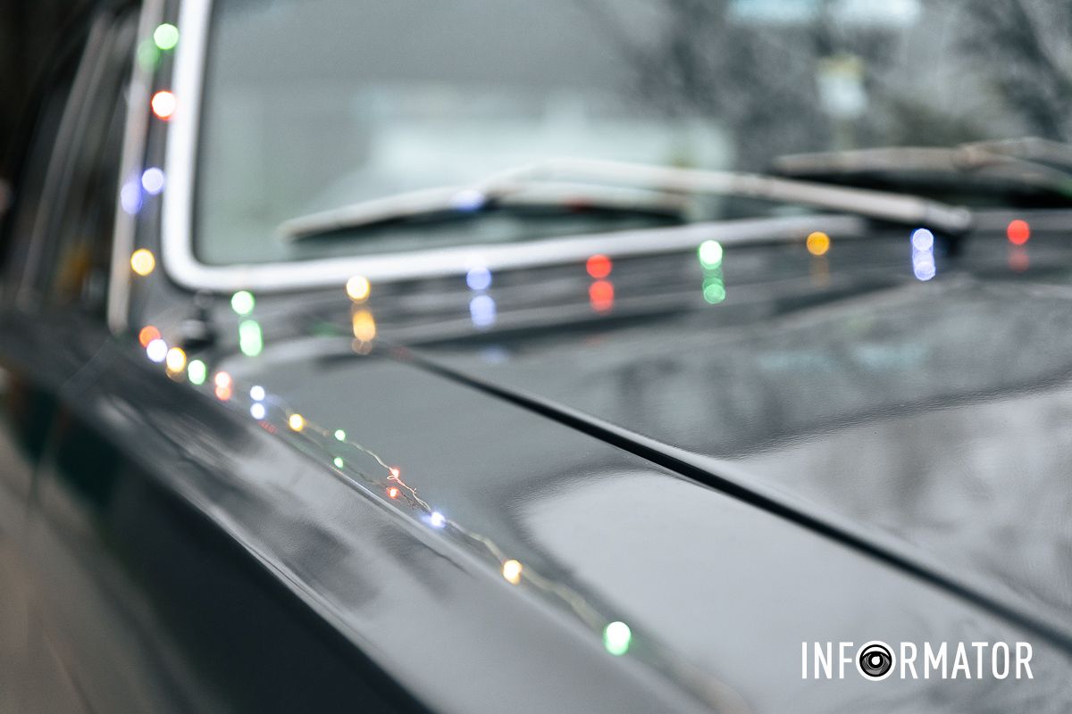 Поскольку мероприятие новогоднее, то автомобили были украшены гирляндами