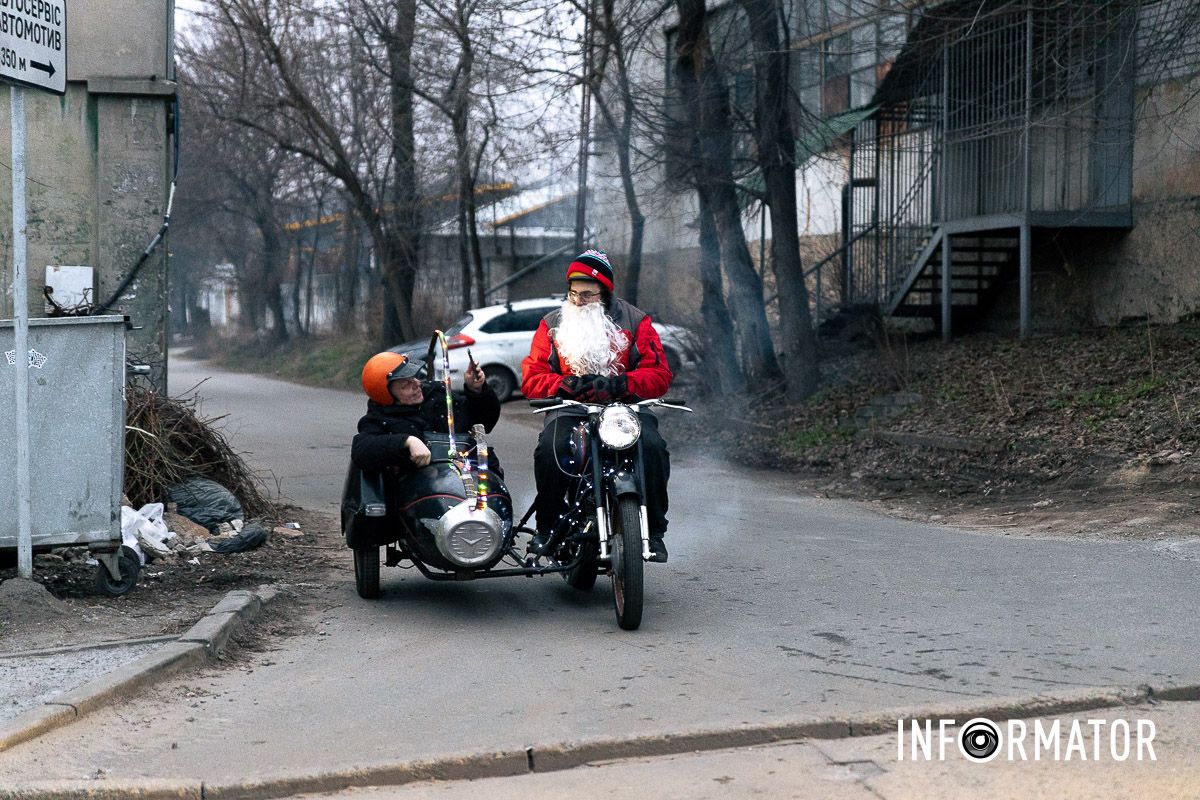 Водитель на мотоцикле Pannonia, который был переработан под санки