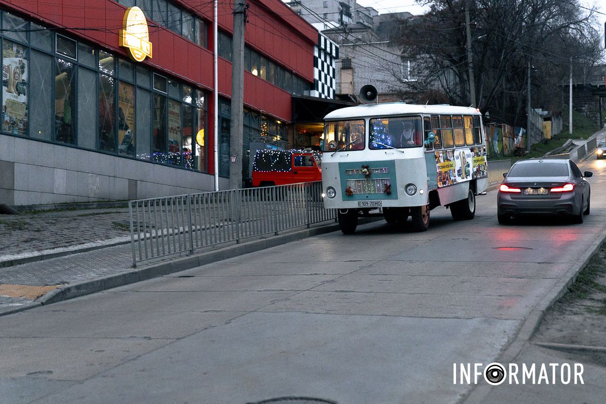 И уже в 15:30 в полном составе в сопровождении полиции автомобили отправились по своему маршруту в направлении Набережной