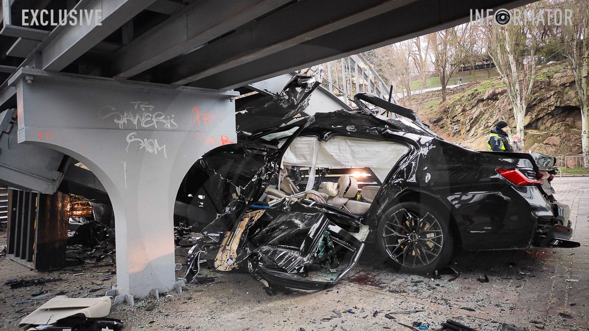 У Дніпрі на Січеславській Набережній BMW на швидкості влетіла в опору мосту: відомо про трьох загиблих