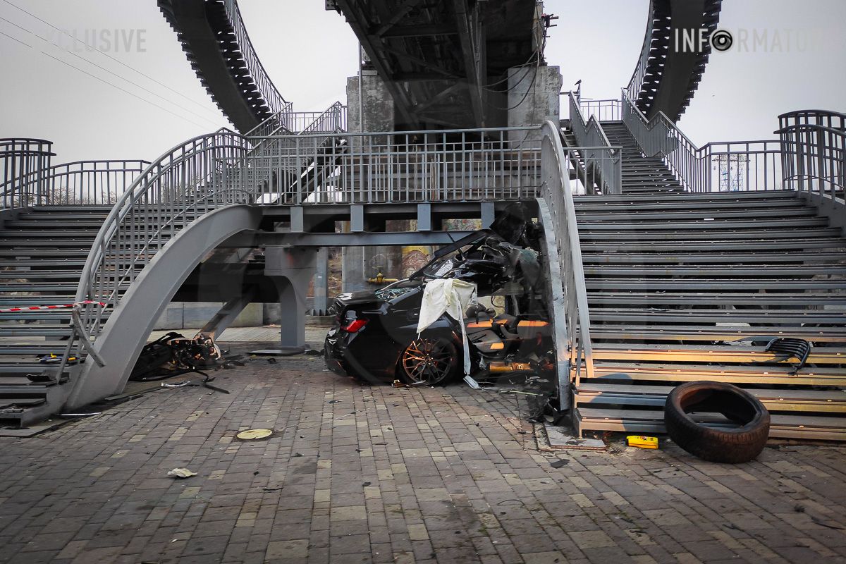 У Дніпрі на Січеславській Набережній BMW на швидкості влетіла в опору мосту: відомо про трьох загиблих 17