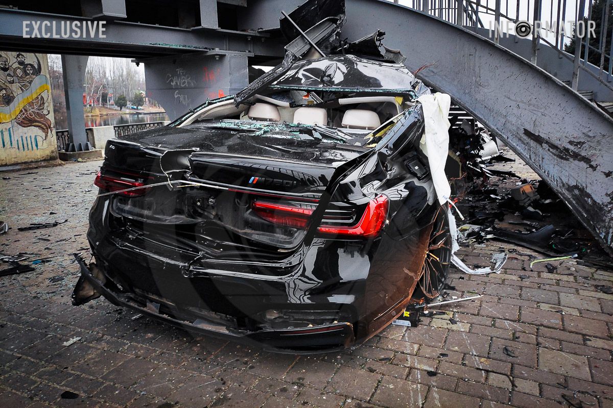 У Дніпрі на Січеславській Набережній BMW на швидкості влетіла в опору мосту: відомо про трьох загиблих 2