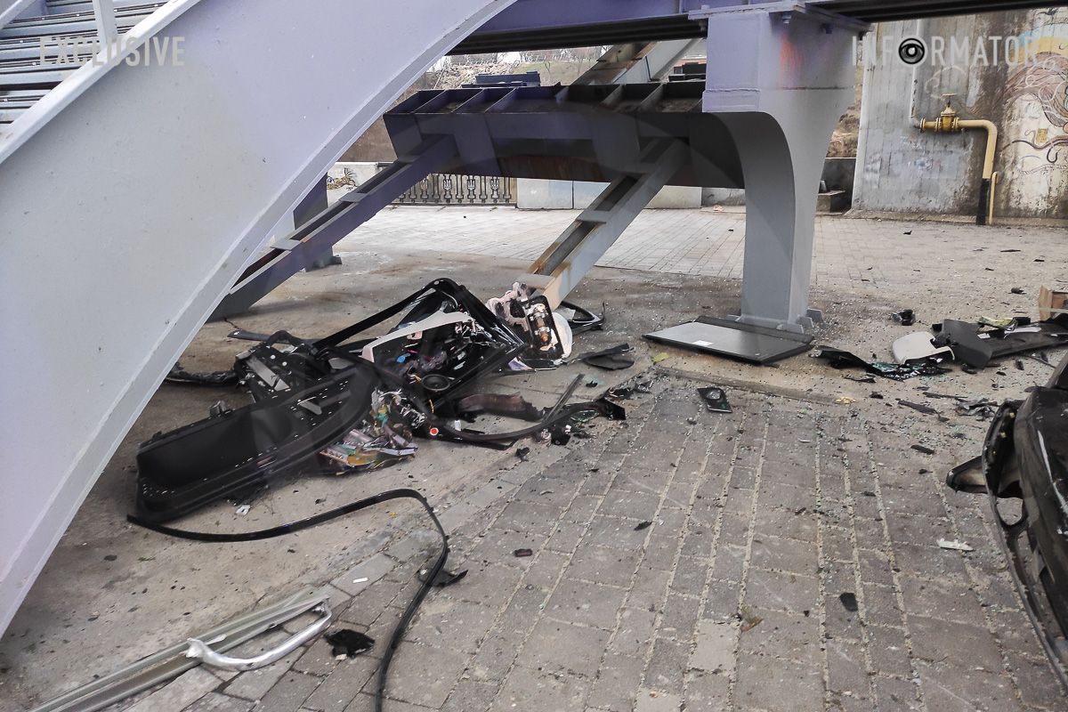 У Дніпрі на Січеславській Набережній BMW на швидкості влетіла в опору мосту: відомо про трьох загиблих 5