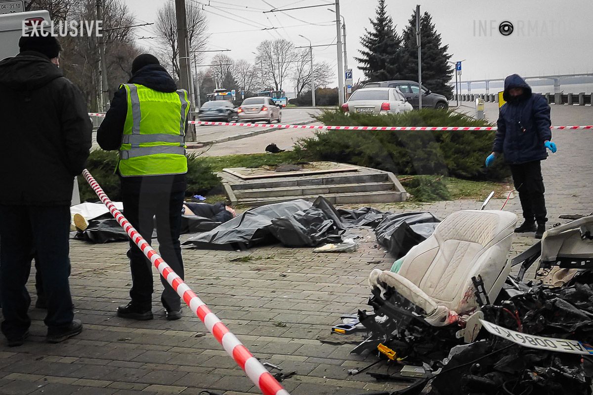 У Дніпрі на Січеславській Набережній BMW на швидкості влетіла в опору мосту: відомо про трьох загиблих 11
