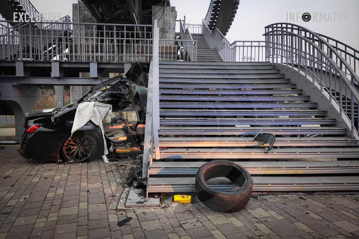 У Дніпрі на Січеславській Набережній BMW на швидкості влетіла в опору мосту: відомо про трьох загиблих 8
