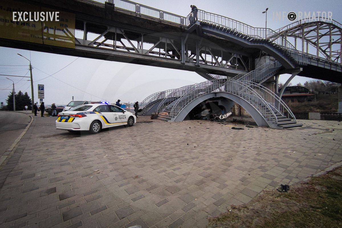 У Дніпрі на Січеславській Набережній BMW на швидкості влетіла в опору мосту: відомо про трьох загиблих 13