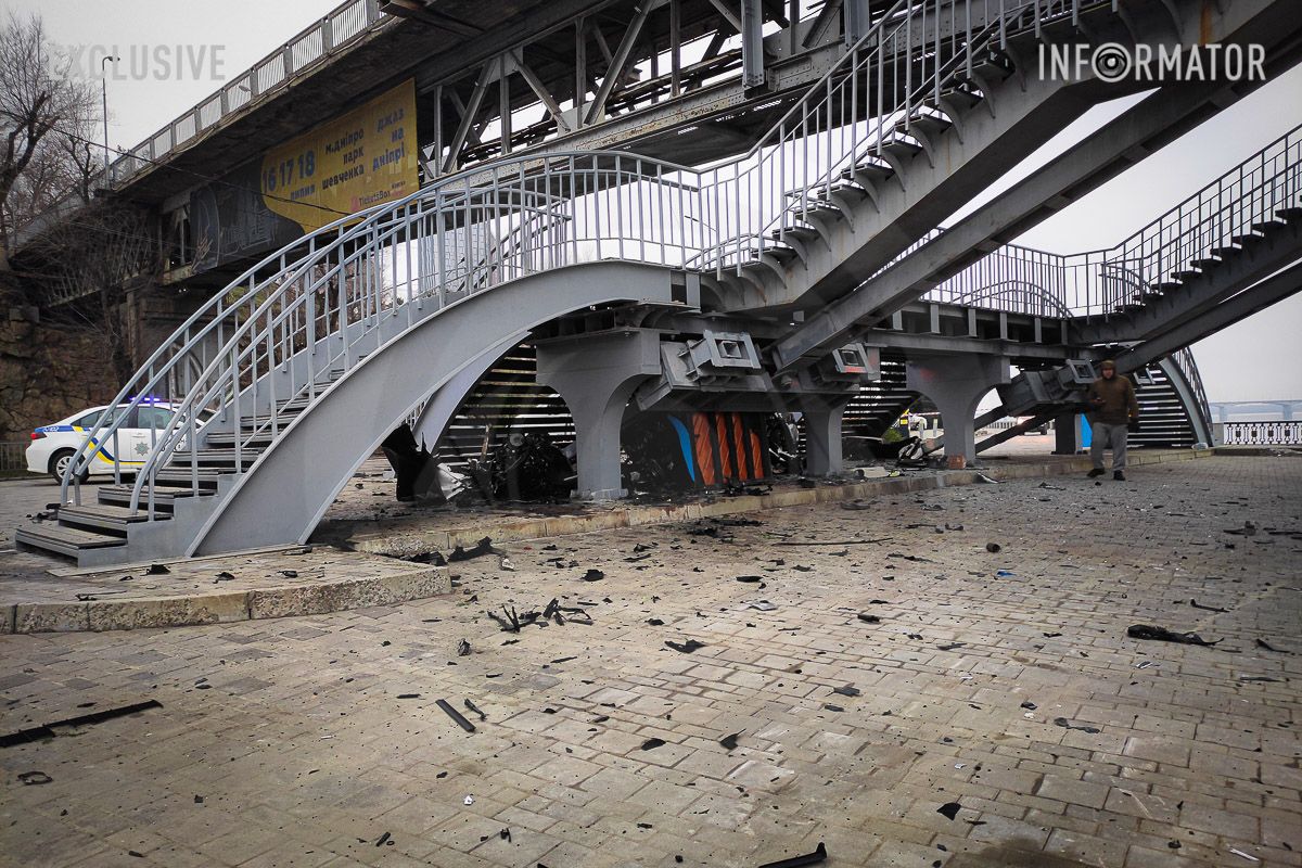У Дніпрі на Січеславській Набережній BMW на швидкості влетіла в опору мосту: відомо про трьох загиблих 12