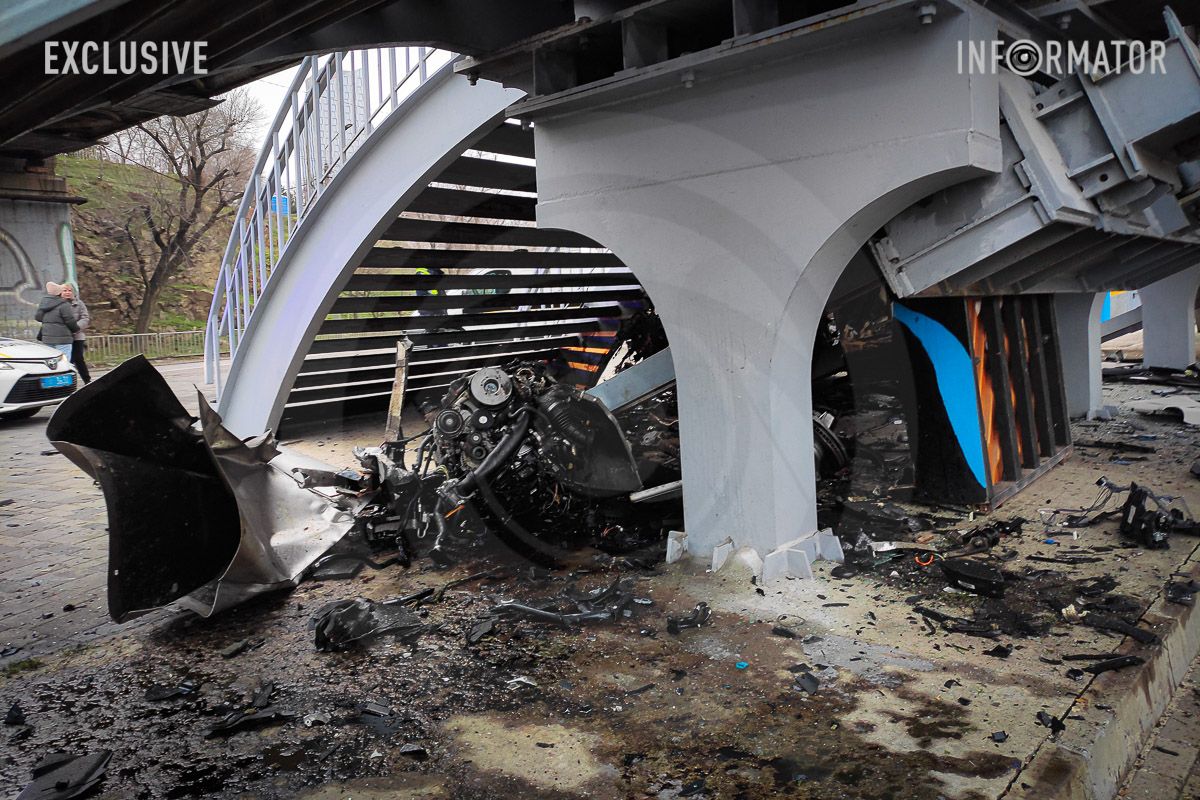 У Дніпрі на Січеславській Набережній BMW на швидкості влетіла в опору мосту: відомо про трьох загиблих 14
