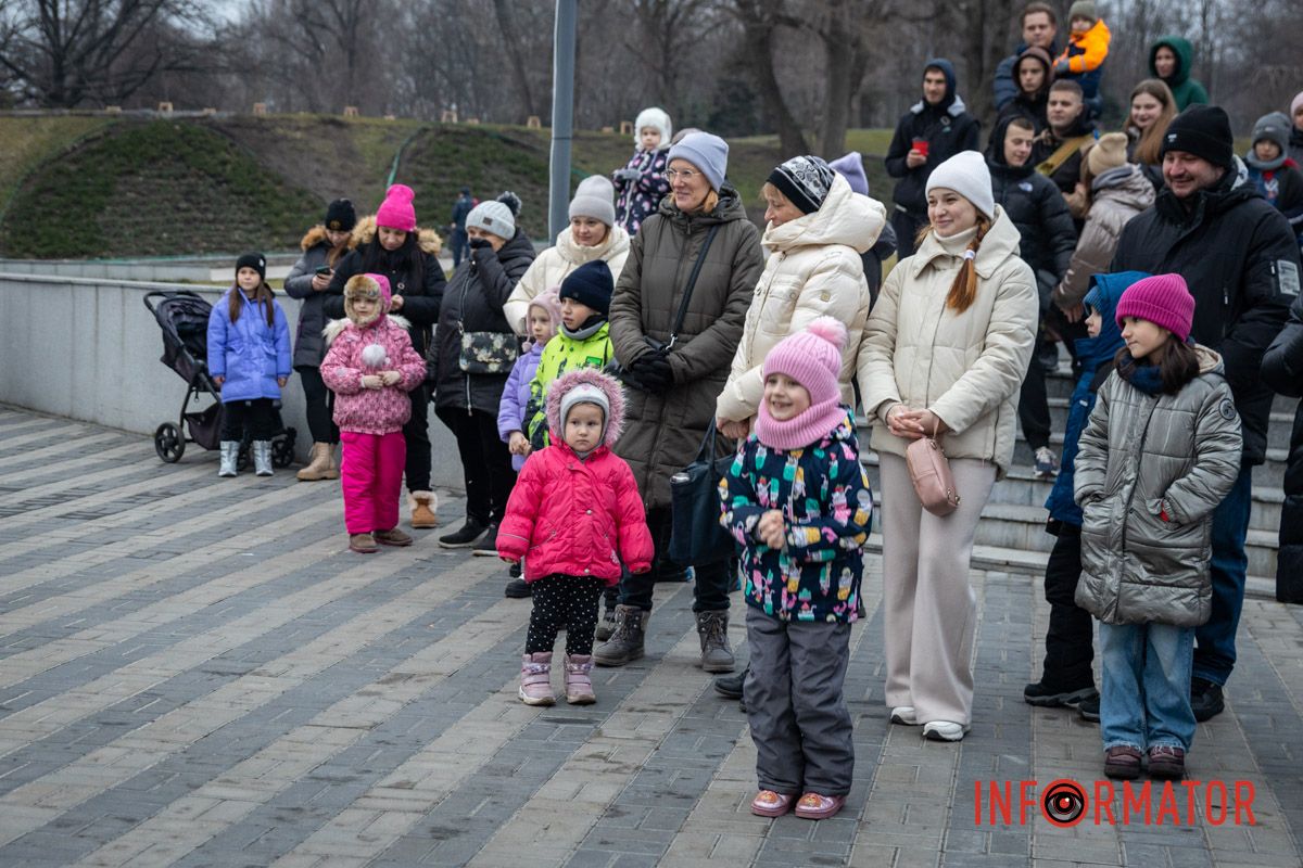 Наконец-то засияла елка: в Днепре в парке Шевченко со второй попытки провели праздник для детей 2