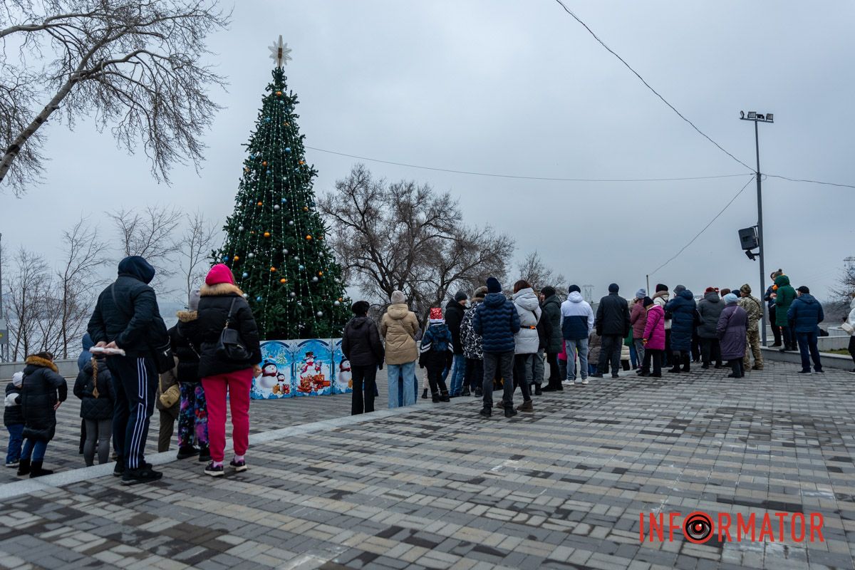 Наконец-то засияла елка: в Днепре в парке Шевченко со второй попытки провели праздник для детей 3
