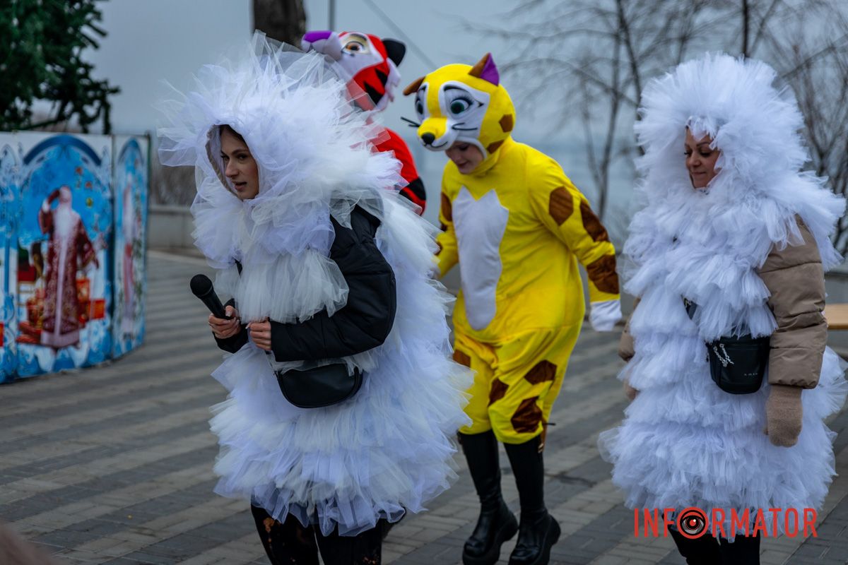 Наконец-то засияла елка: в Днепре в парке Шевченко со второй попытки провели праздник для детей 4