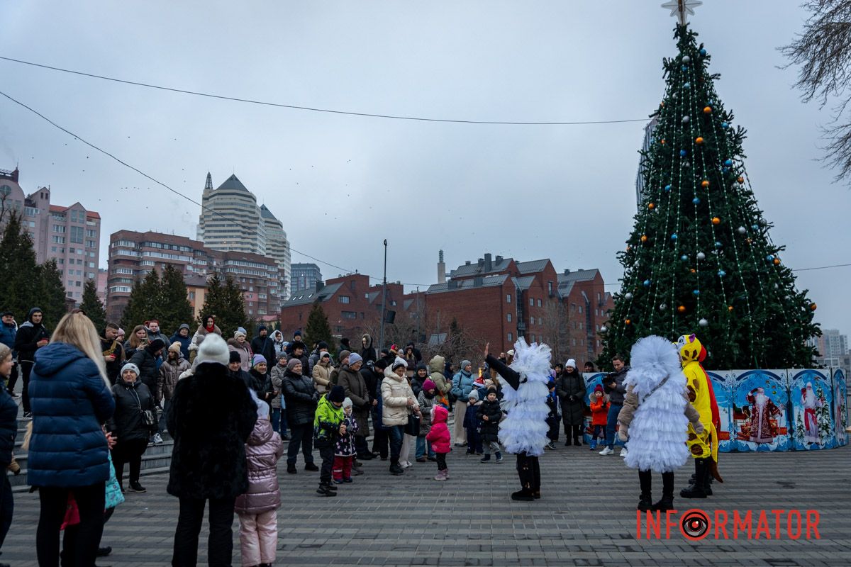 Наконец-то засияла елка: в Днепре в парке Шевченко со второй попытки провели праздник для детей 5