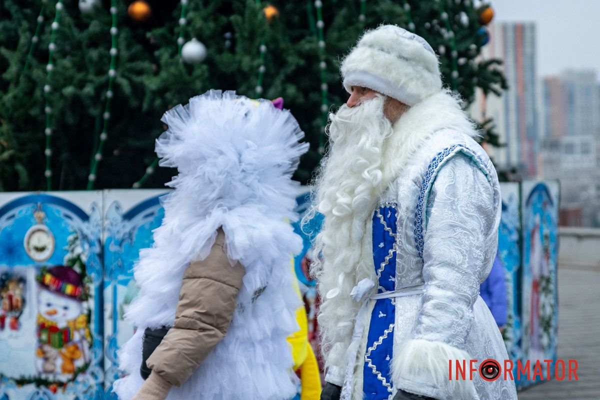 Наконец-то засияла елка: в Днепре в парке Шевченко со второй попытки провели праздник для детей 7