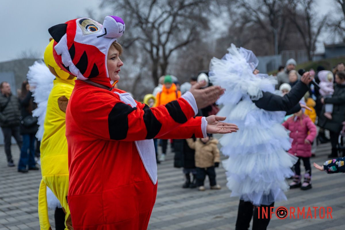 Наконец-то засияла елка: в Днепре в парке Шевченко со второй попытки провели праздник для детей 8
