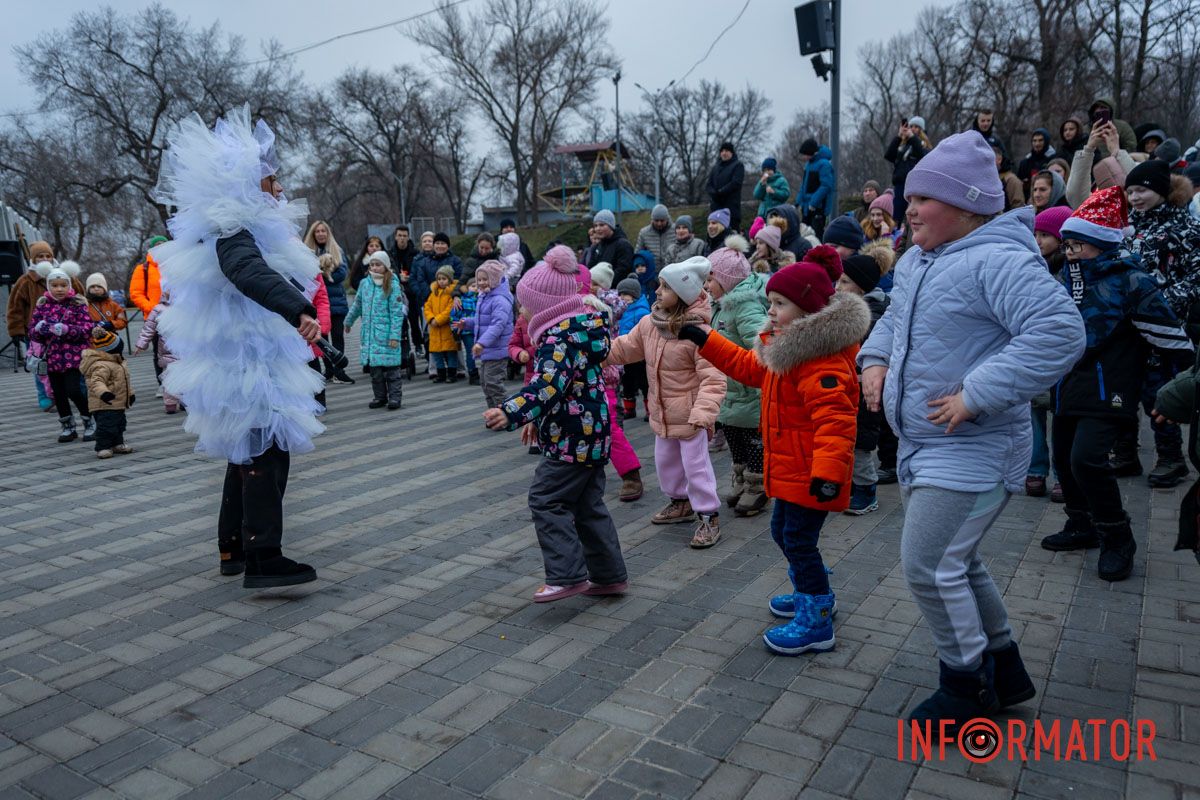 Наконец-то засияла елка: в Днепре в парке Шевченко со второй попытки провели праздник для детей 9