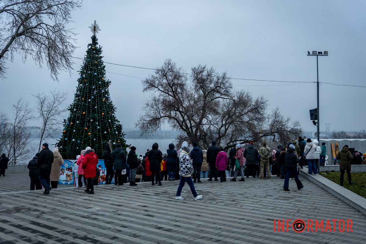 Наконец-то засияла елка: в Днепре в парке Шевченко со второй попытки провели праздник для детей 11