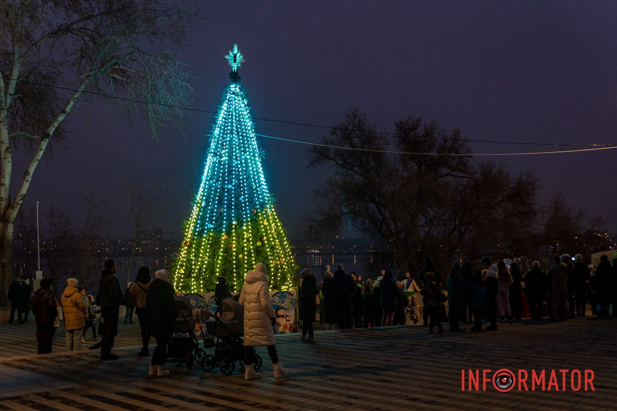 Наконец-то засияла елка: в Днепре в парке Шевченко со второй попытки провели праздник для детей 12