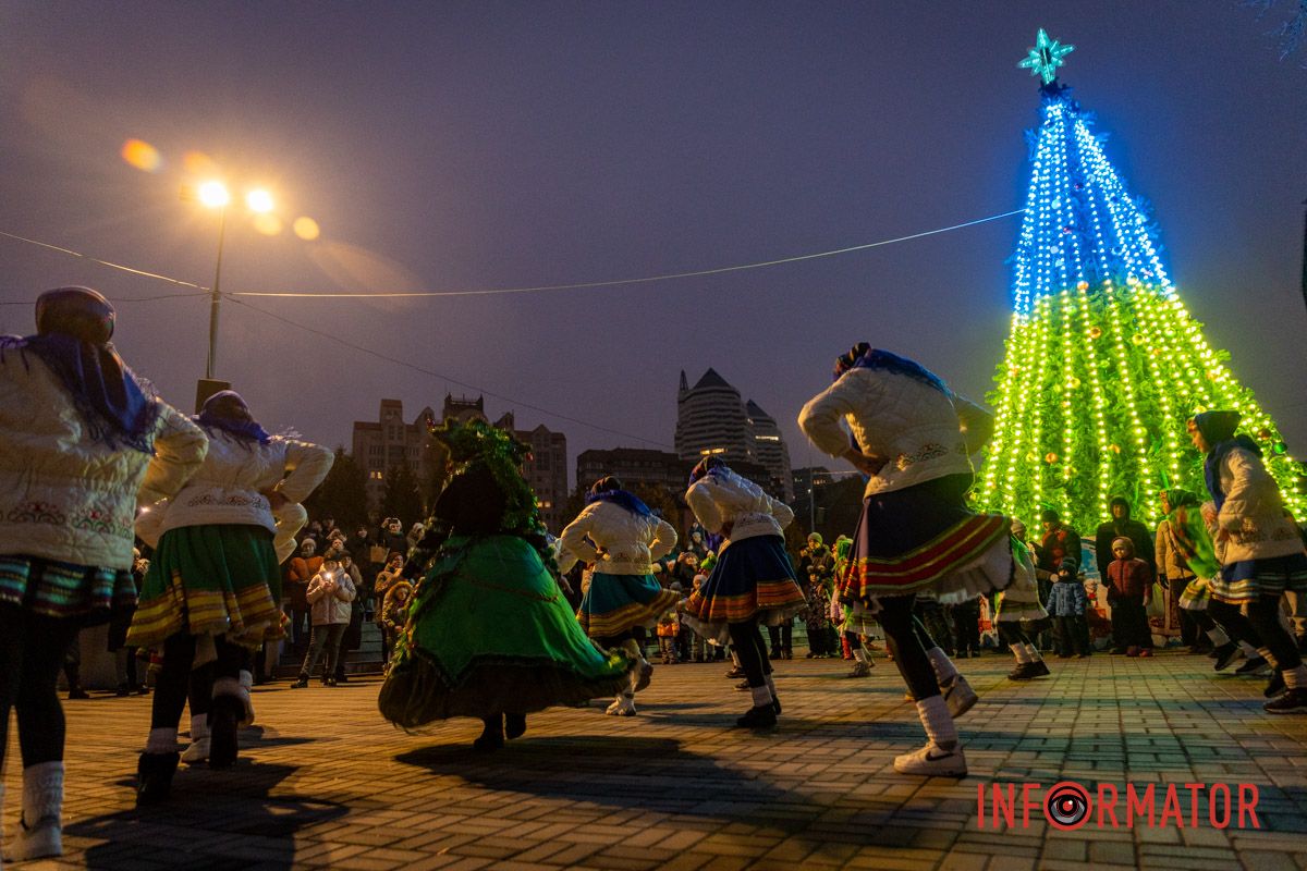 Наконец-то засияла елка: в Днепре в парке Шевченко со второй попытки провели праздник для детей 14