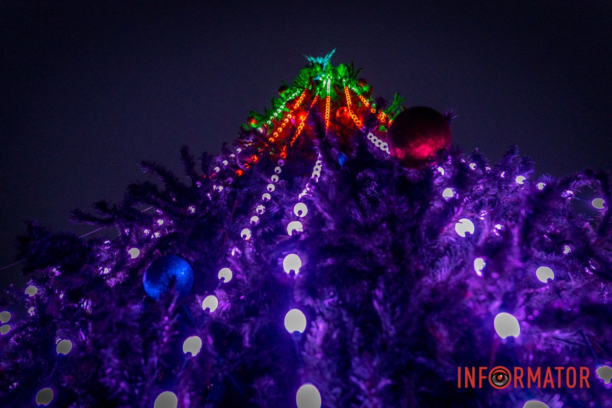 Наконец-то засияла елка: в Днепре в парке Шевченко со второй попытки провели праздник для детей 15