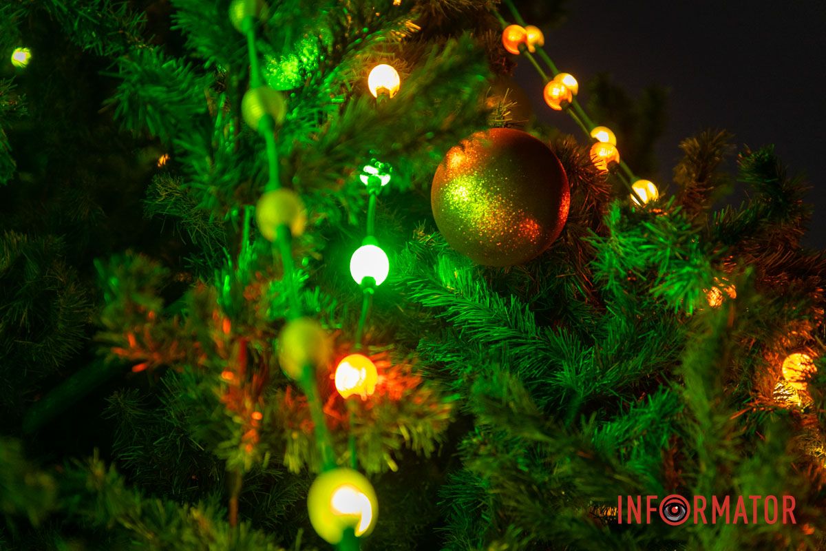 Наконец-то засияла елка: в Днепре в парке Шевченко со второй попытки провели праздник для детей 16