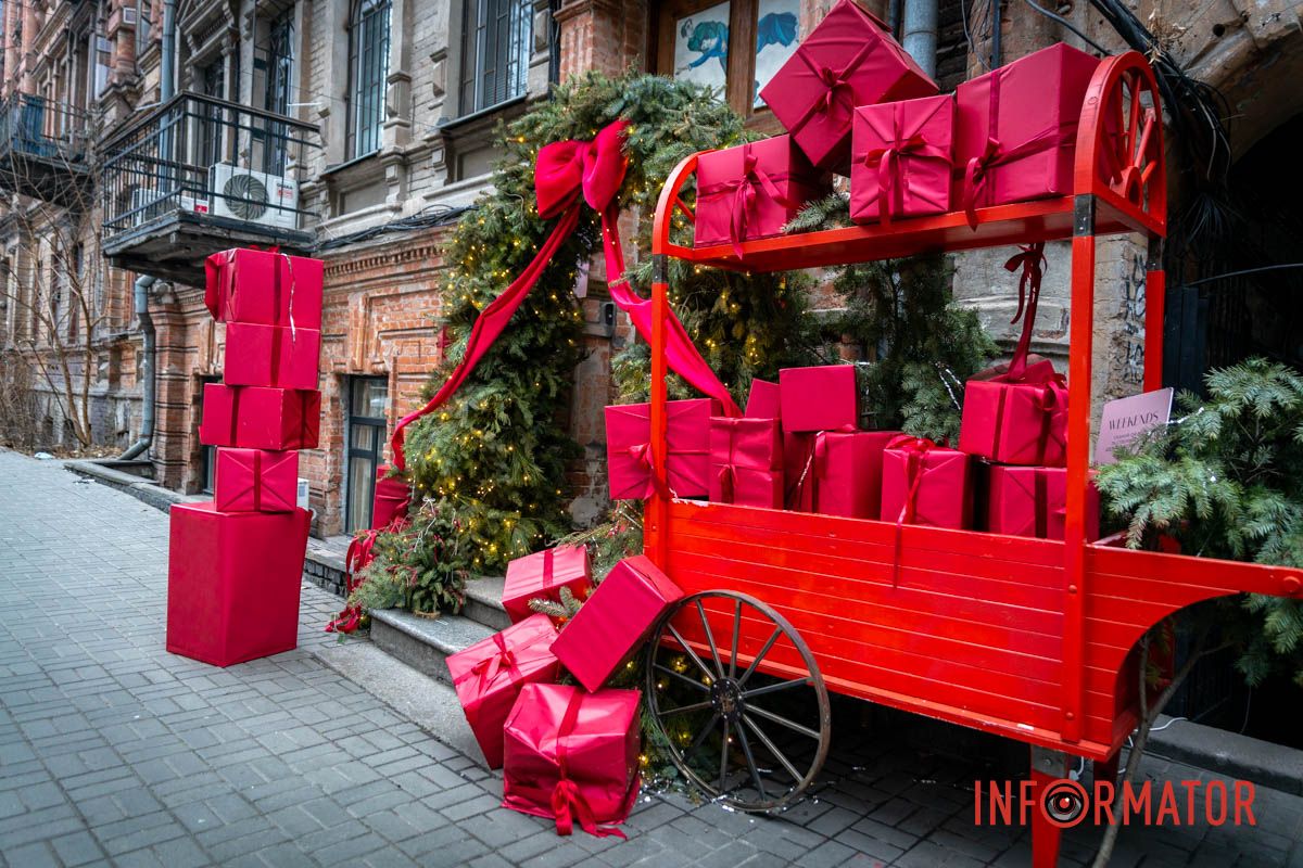 Здесь установили арку с подарками в красных цветах