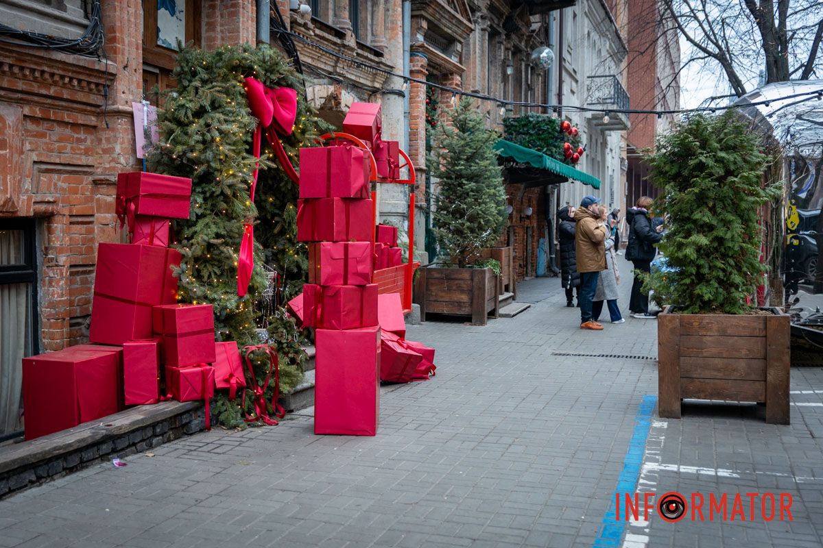 На улицах Баррикадной, Липинского и проспекте Дмитрия Яворницкого установили праздничные декорации