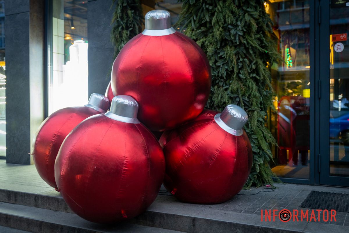 Многие люди останавливаются, чтобы сделать праздничное фото