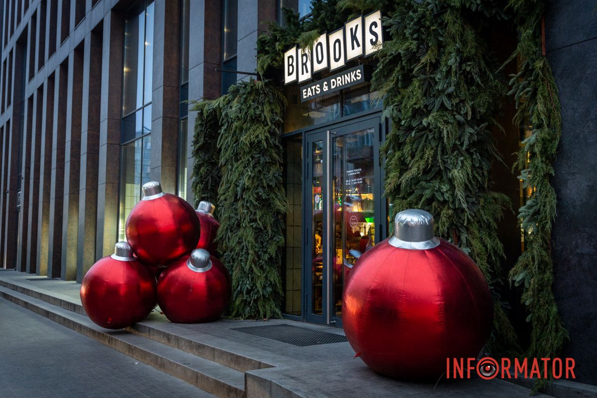 На этой локации установили гигантские елочные игрушки красного цвета