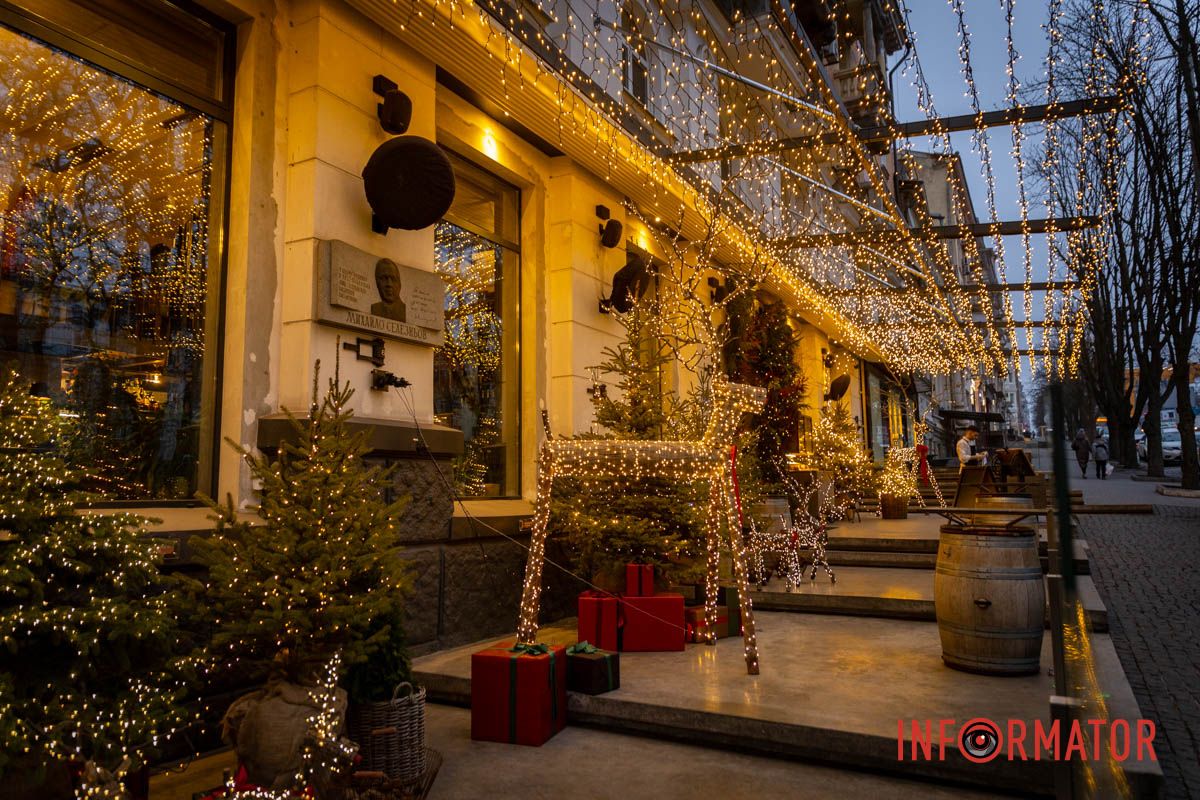 Эта локация украшена оленями и праздничными качелями