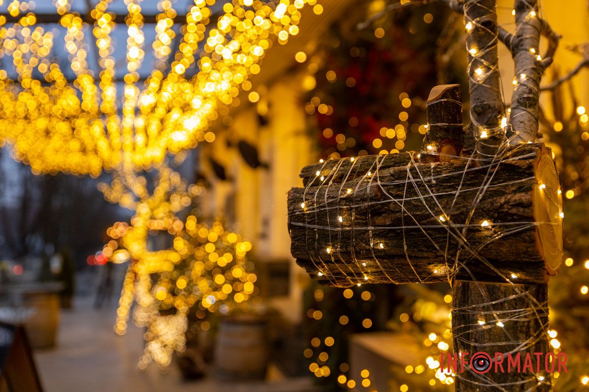 Праздничные олени в центре города