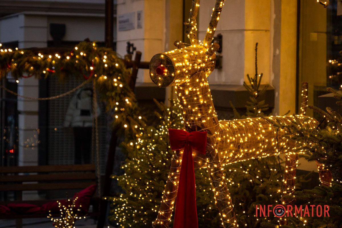 Олени и огни создают магию праздника