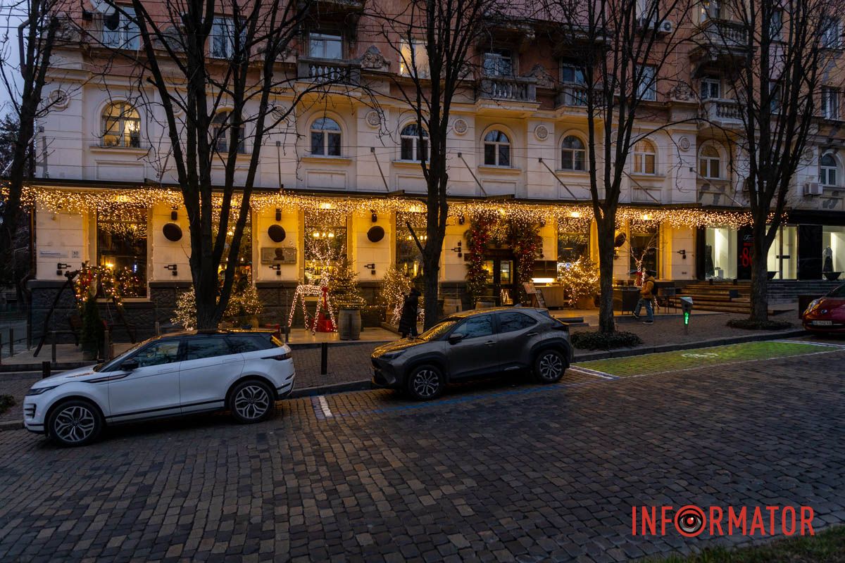 Праздничные украшения в самом сердце Днепра