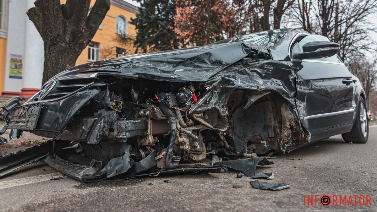 Отвлекся на телефон: в Днепре на проспекте Науки водитель Volkswagen врезался в отбойник, у машины оторвало колесо