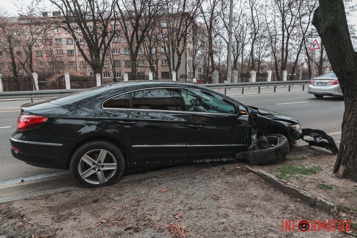 Тут Volkswagen врізався у відбійник