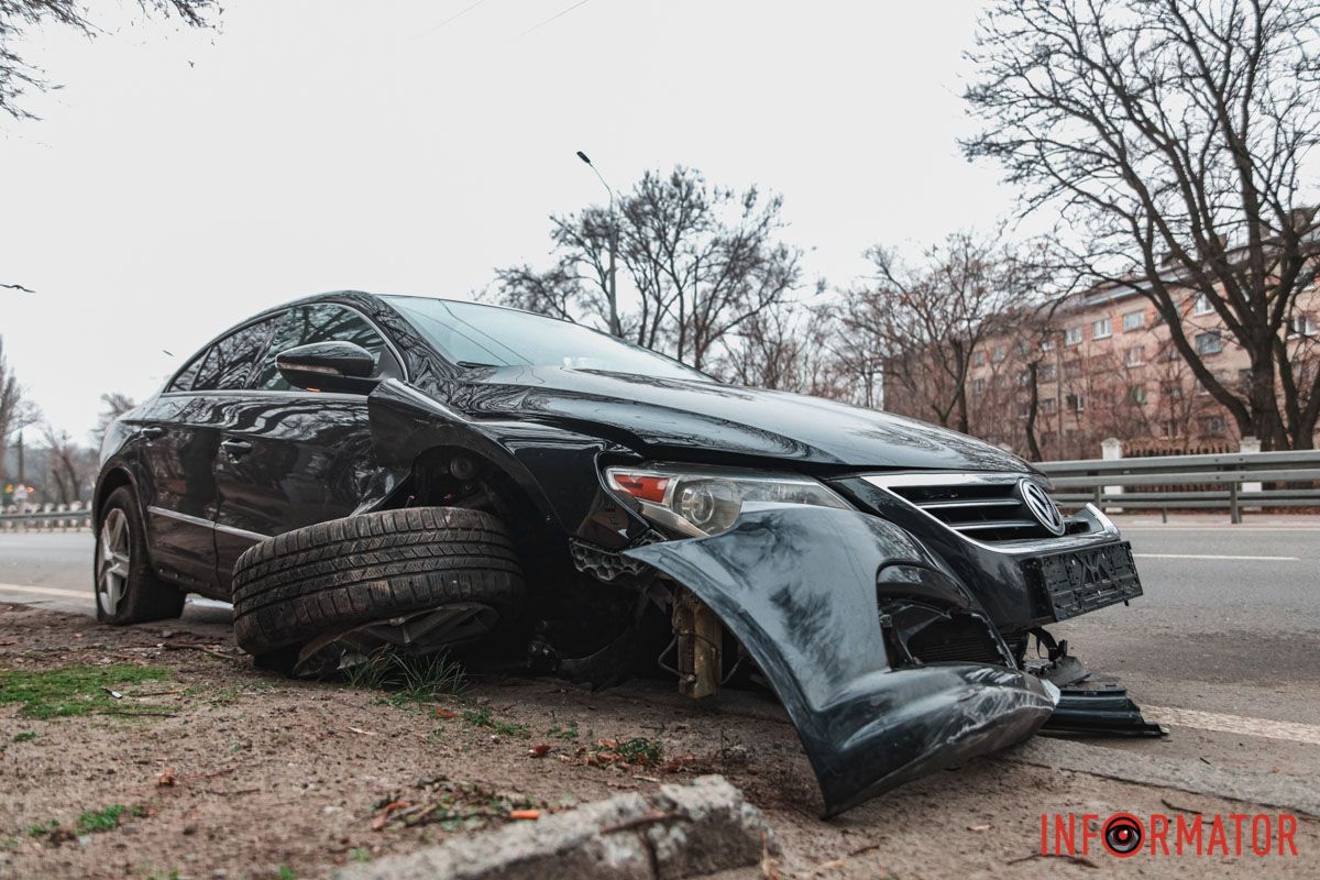 Спочатку автівка вдарилась колесом, її "повело" і вона врізалась у відбійник